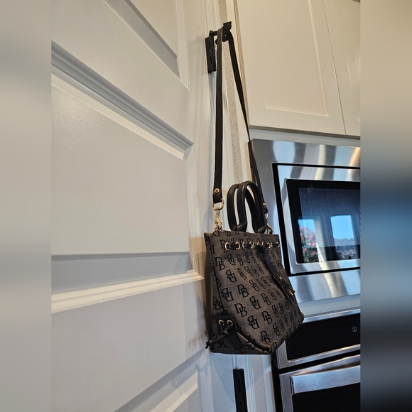 Dooney & Bourke Signature Logo Handbag with Crossbody Strap EUC - Picture 6 of 7